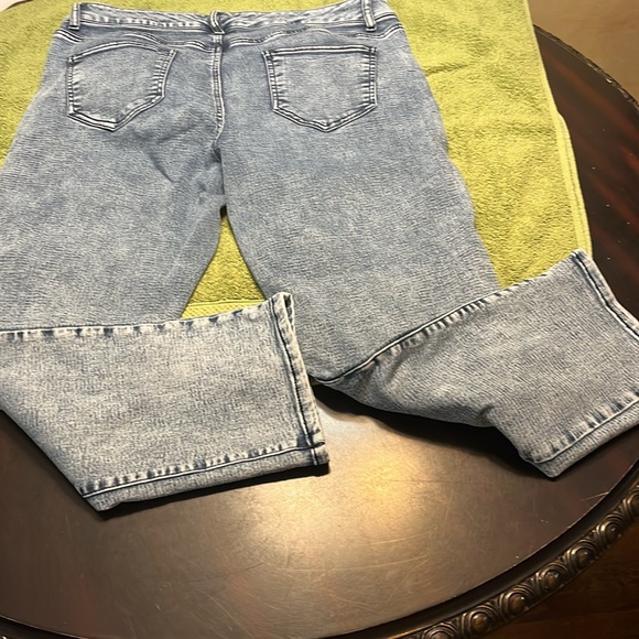 Super soft cropped blue jean. - Picture 5 of 5
